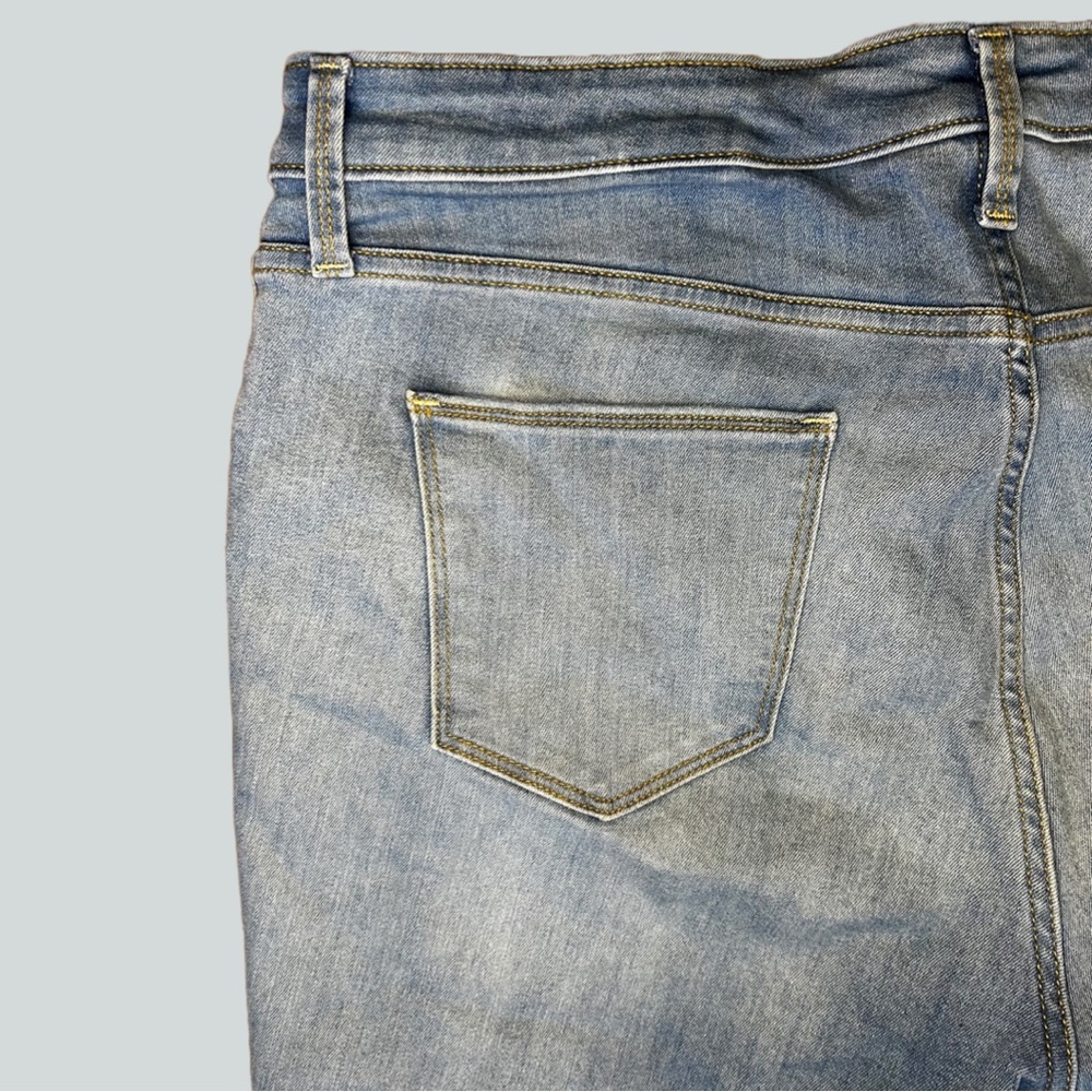 Universal Thread Mid Rise Bermuda Jean Shorts - Picture 5 of 6